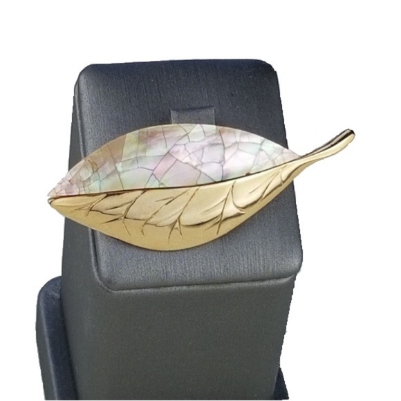 LC Jewelry - LC Mother of Pearl and Goldtone Brooch J146 (A20)